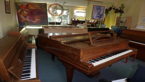 Piano droit queue - et, à