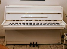 piano droit Yamaha laqué